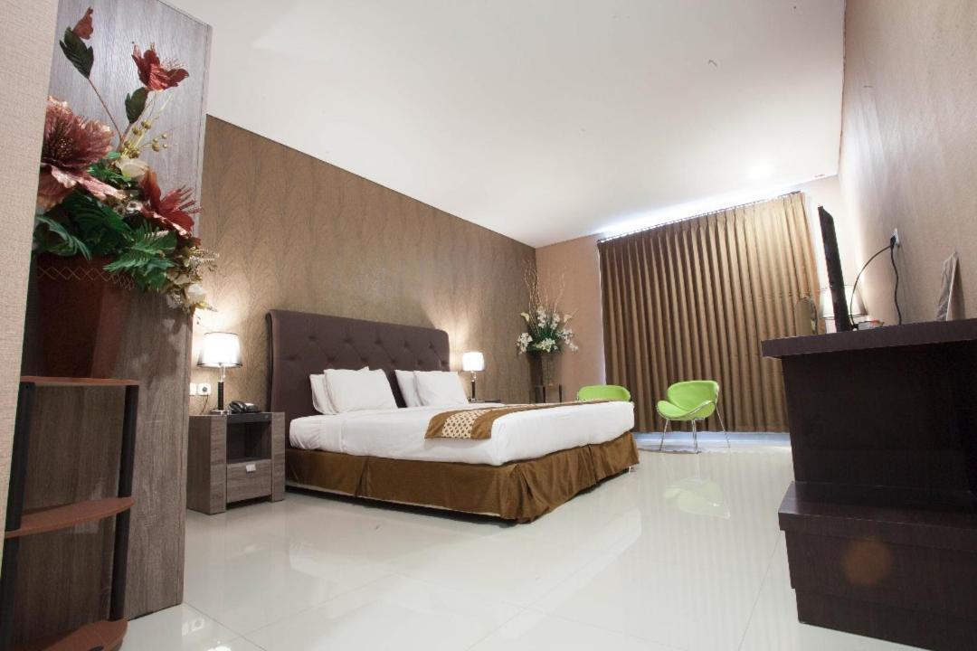 Neo Cempaka Hill Hotel Джембер Экстерьер фото